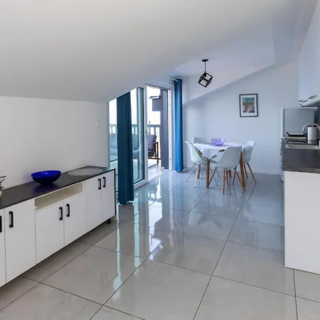Appartement Lovely In With House Sea View