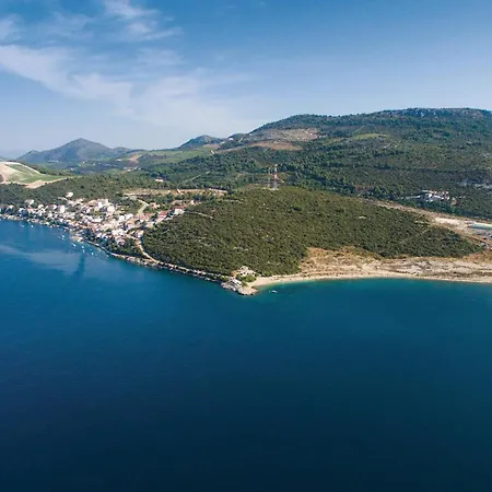 2 Bedroom Beautiful In Lejlighed Komarna